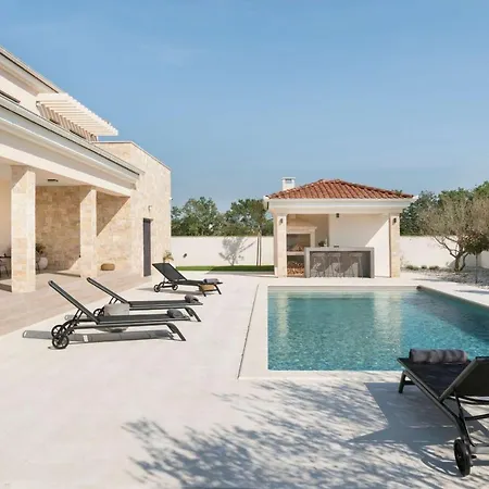 Beautiful Zrinchi Villa